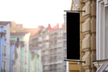 Binanın cephesinde boş tabela