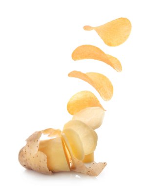 Beyaz arka planda gevrek cips ile lezzetli çiğ patates