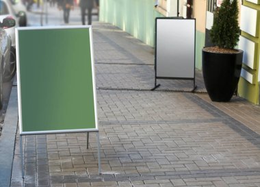 Şehir caddesinde boş reklam stander