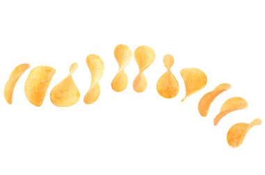 Beyaz arka planda düşen gevrek patates cipsi