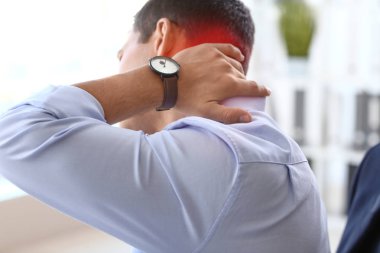 Genç işadamı Office boyun ağrısı muzdarip