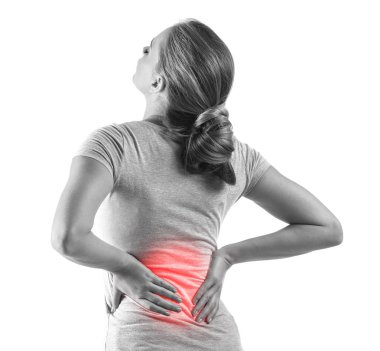 Beyaz arka planda sırt ağrısı çeken genç bir kadın.