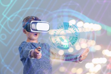 Vr gözlük giyen ve gri arka planda sanal ekran kullanan sevimli çocuk