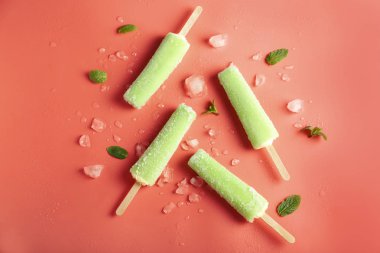 Mercan arka planda lezzetli nane popsicles