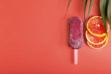 Mercan arka planda greyfurt dilimleri ile lezzetli buzlu dondurma