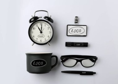 Beyaz arka plan üzerinde marka için öğeler kümesi.