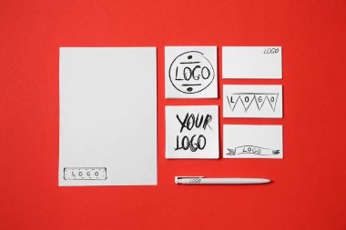 Renkli arka planda markalama için kalemli boş kağıt sayfaları