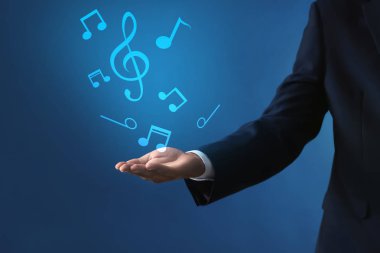 Renkli arka plan üzerine çizilmiş müzik notaları ile erkek besteci