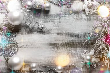 Noel süslemeleri ahşap arka plan üzerinde çerçeve yaptı