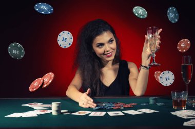 Casino düşen fiş ile masada Güzel kadın oyuncu