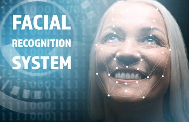 Karanlık arka planda yüz taraması ile güzel olgun kadın