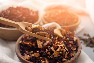 Kepçe ve tabak kuru ebegümeci ve masada meyve ile