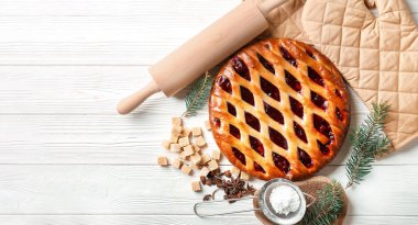 Beyaz masada lezzetli Noel pastası