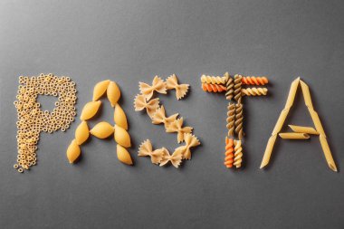 Word makarna gri arka plan üzerine