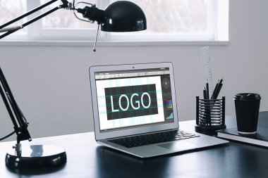 Ofiste tasarımcının işyerinde dizüstü bilgisayar