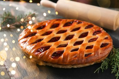 Kızılcık kayrak plaka üzerinde lezzetli Noel pasta dolması