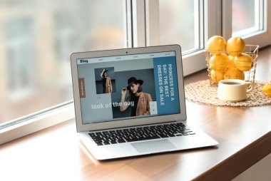 Pencere eşik moda blog açık sayfa ile Laptop