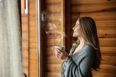 Güzel kadın evde sabah kahve içme