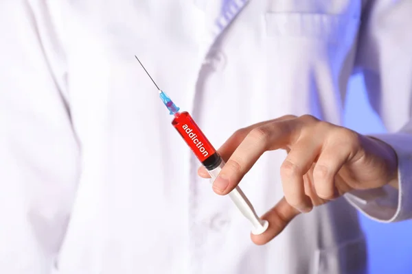Médico segurando seringa cheia de dependência, close-up — Fotografia de Stock
