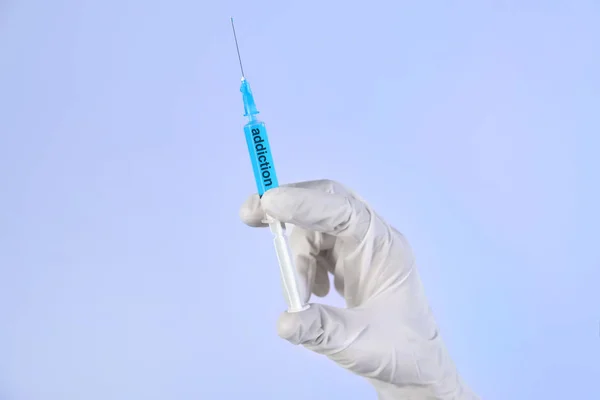 明るい背景に中毒の完全な注射器を保持する医師 — ストック写真