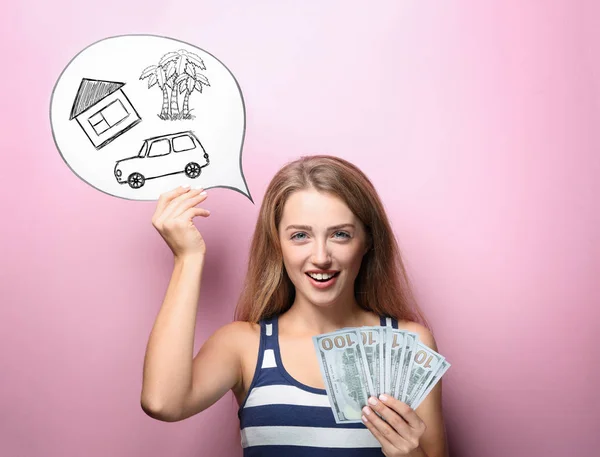 Жінка з грошима мріє про нову машину, будинок і відпустку на кольоровому фоні — стокове фото