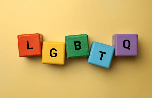 Cubos com abreviatura LGBTQ sobre fundo de cor — Fotografia de Stock