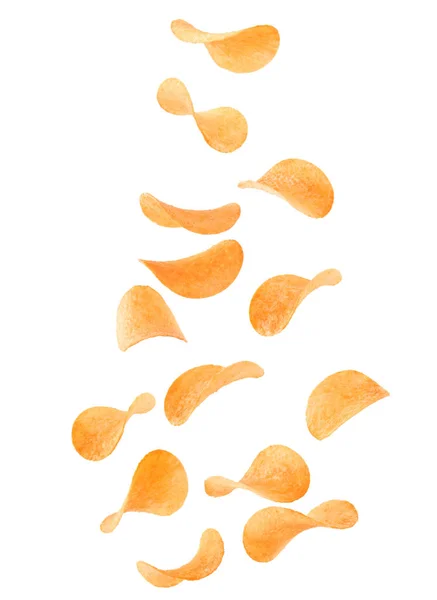 Падіння хрустких картопляних чіпсів на білому тлі — стокове фото