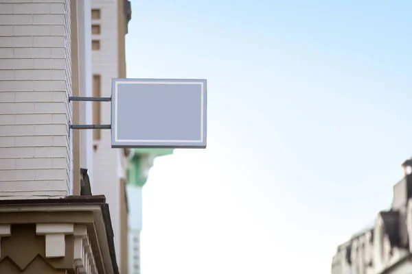 Placa de sinalização em branco na fachada do edifício — Fotografia de Stock