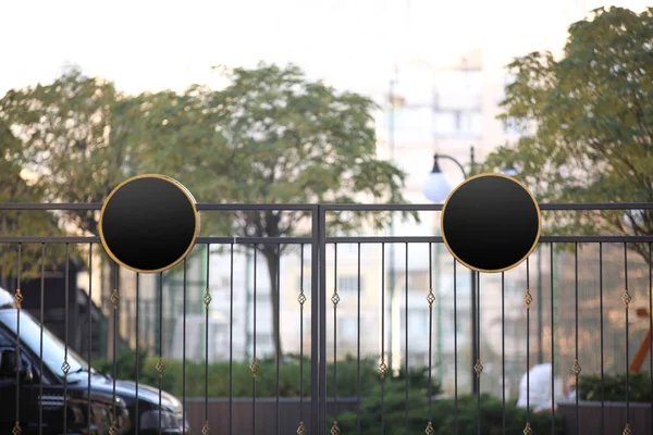 Round blank signboards on fence in city — Stock Photo, Image