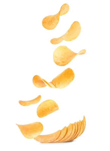 Падение хрустящих картофельных чипсов на белом фоне — стоковое фото