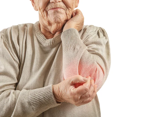 白い背景の上の肘の痛みから苦しんでいる年配の女性 — ストック写真