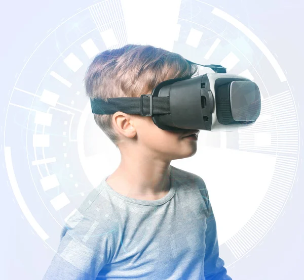 Netter Junge mit Virtual-Reality-Brille auf hellem Hintergrund — Stockfoto