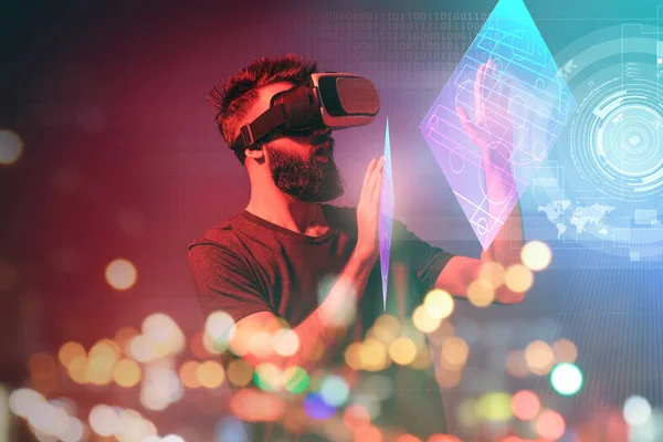 Hombre con gafas VR y pantalla virtual sobre fondo oscuro — Foto de Stock