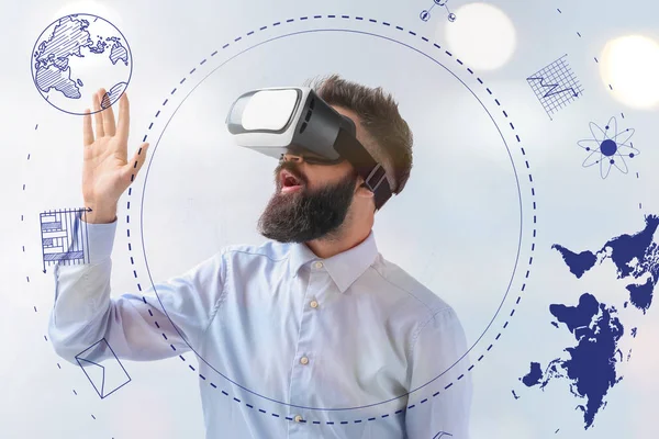 Geschäftsmann trägt Virtual-Reality-Brille auf hellem Hintergrund — Stockfoto