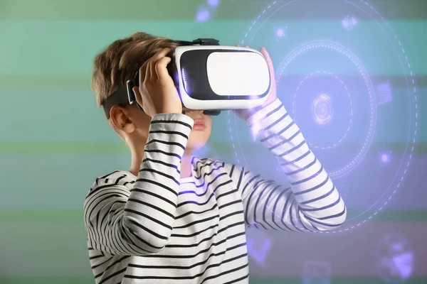 Niedlicher Junge mit Virtual-Reality-Brille auf farbigem Hintergrund — Stockfoto