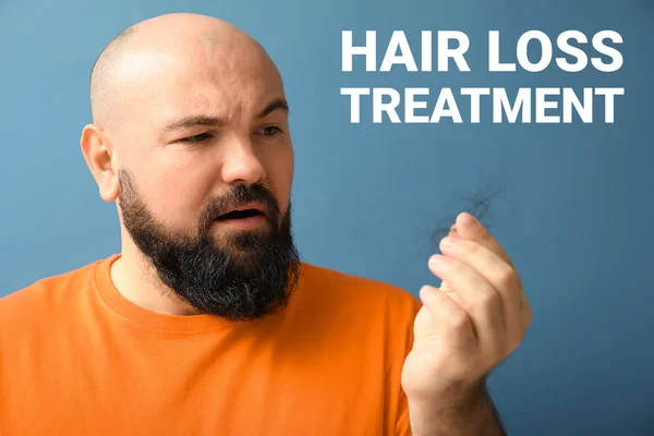 Man with hair loss problem on color background — Stock Photo, Image