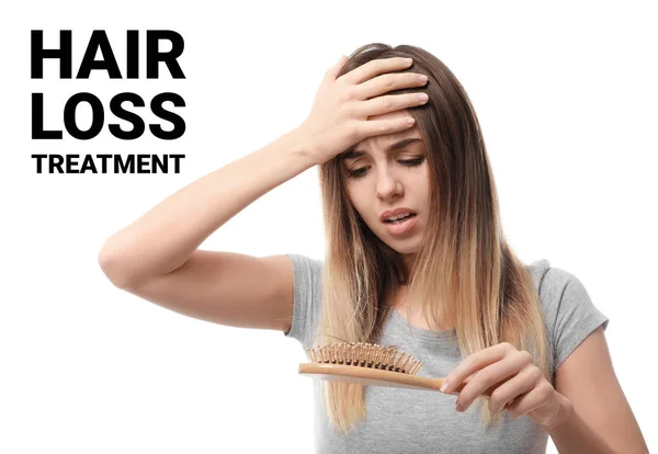 Mulher com problema de perda de cabelo no fundo branco — Fotografia de Stock