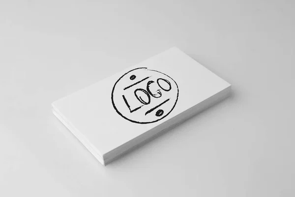 Επαγγελματικές κάρτες με λογότυπο σε λευκό φόντο — Φωτογραφία Αρχείου
