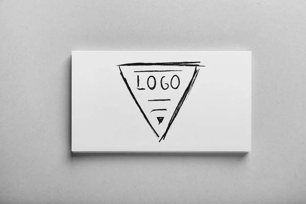 Açık arka planda logolu beyaz kartvizitler — Stok fotoğraf