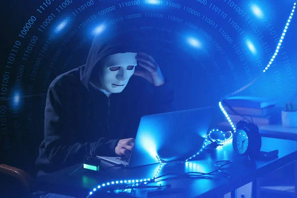 Hacker profissional usando laptop no quarto escuro — Fotografia de Stock