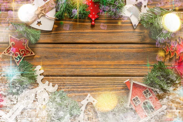 Frame gemaakt van kerstversiering op houten achtergrond — Stockfoto