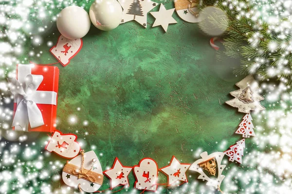 Marco hecho de decoraciones navideñas sobre fondo texturizado de color —  Fotos de Stock