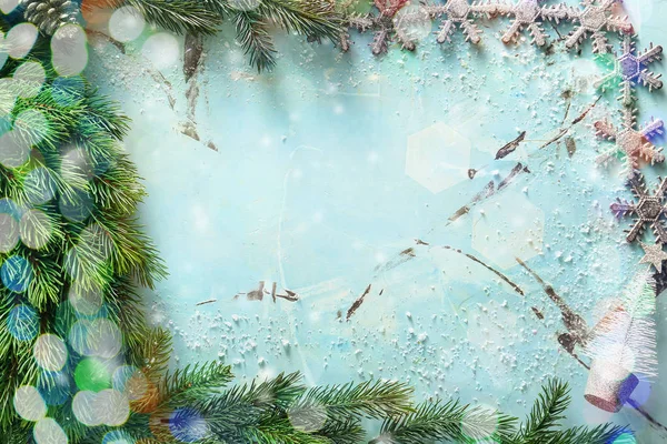 Rahmen aus wunderschönem Weihnachtsschmuck auf hellem Hintergrund — Stockfoto