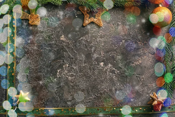 Marco hecho de decoraciones navideñas sobre fondo de textura oscura —  Fotos de Stock