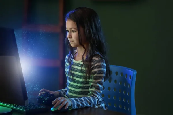 Ładna dziewczynka gry komputer w domu — Zdjęcie stockowe