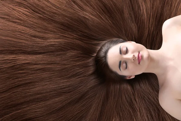 Jovem mulher com belo cabelo liso — Fotografia de Stock