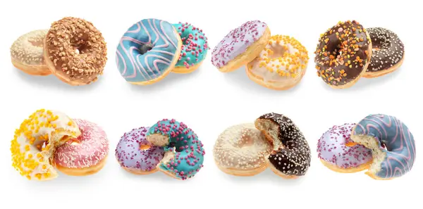 Conjunto de saborosos donuts no fundo branco — Fotografia de Stock