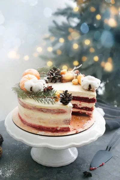 Stand with tasty Christmas cake on grey table — Stock Photo, Image