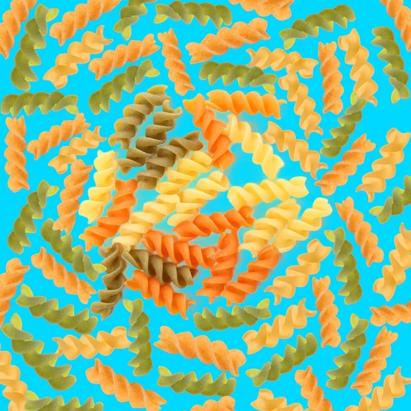 Неприготовленные макароны Фузилли на цветном фоне — стоковое фото