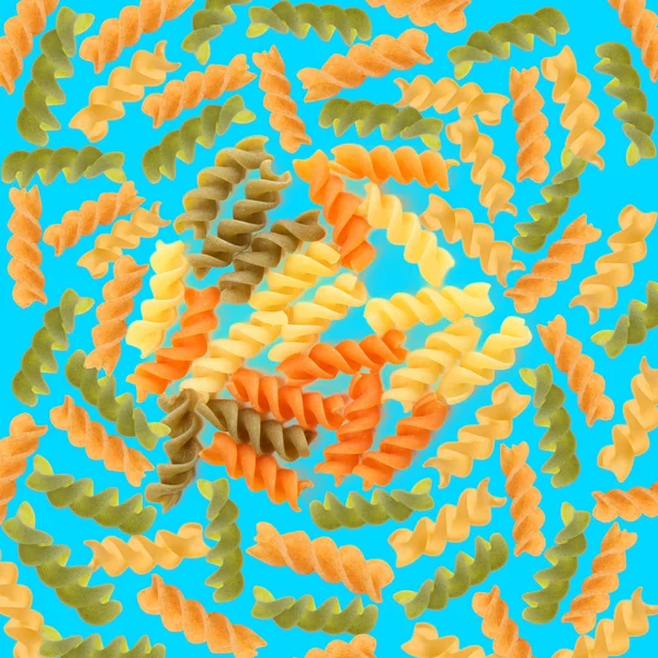 Pastas de fusilli sin cocer sobre fondo de color —  Fotos de Stock